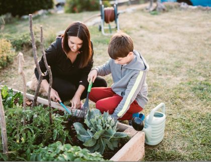 Mère et fils travaillant dans un potager