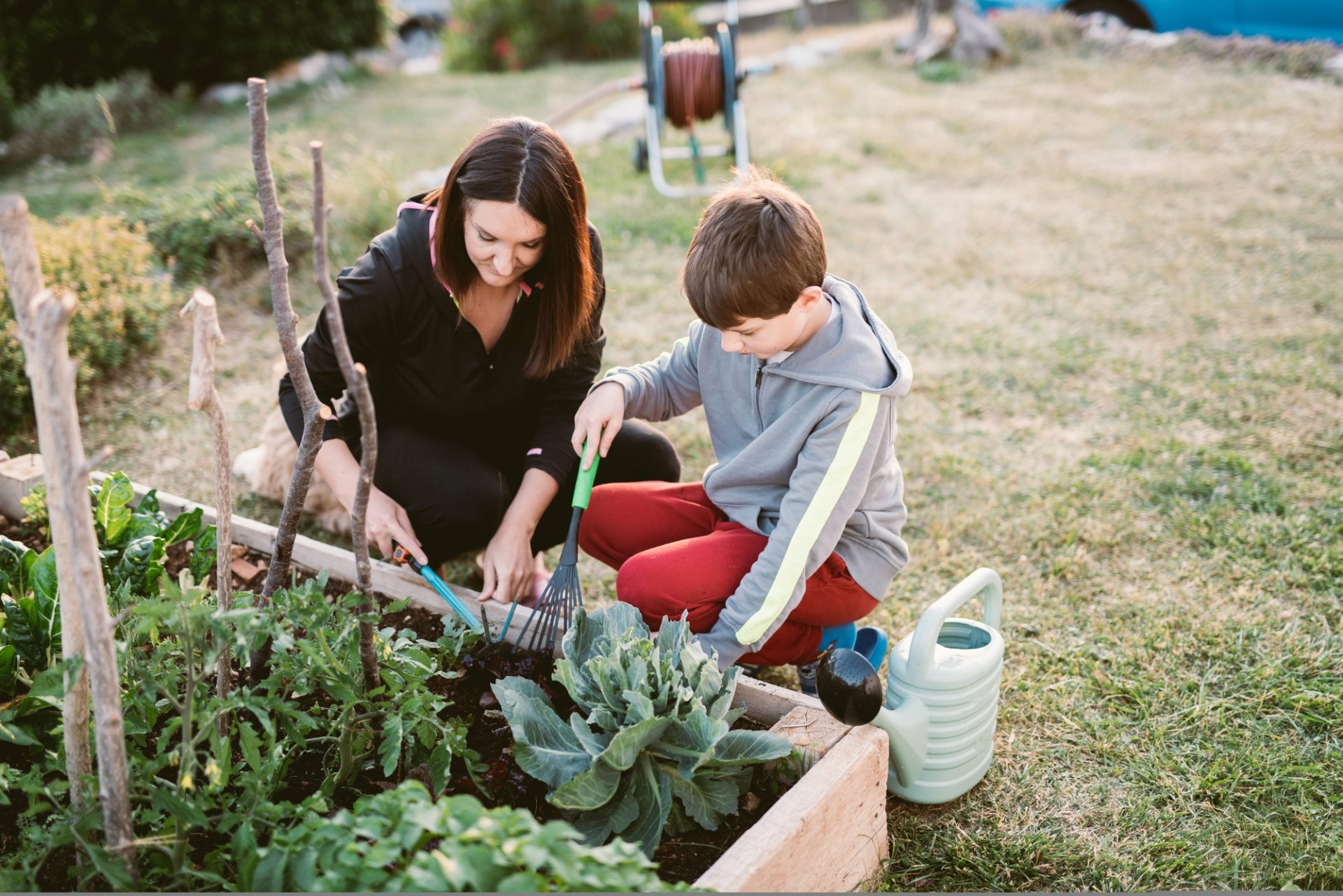 Mère et fils travaillant dans un potager