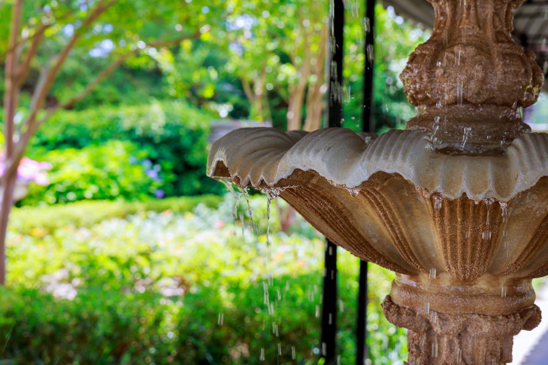 Jardin avec petite fontaine et bancs autour de la fontaine de gouttes d'eau