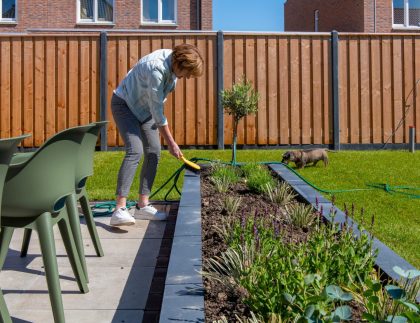 Femme âgée nettoyant et rangeant son jardin