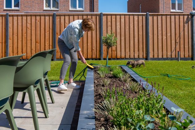 Femme âgée nettoyant et rangeant son jardin