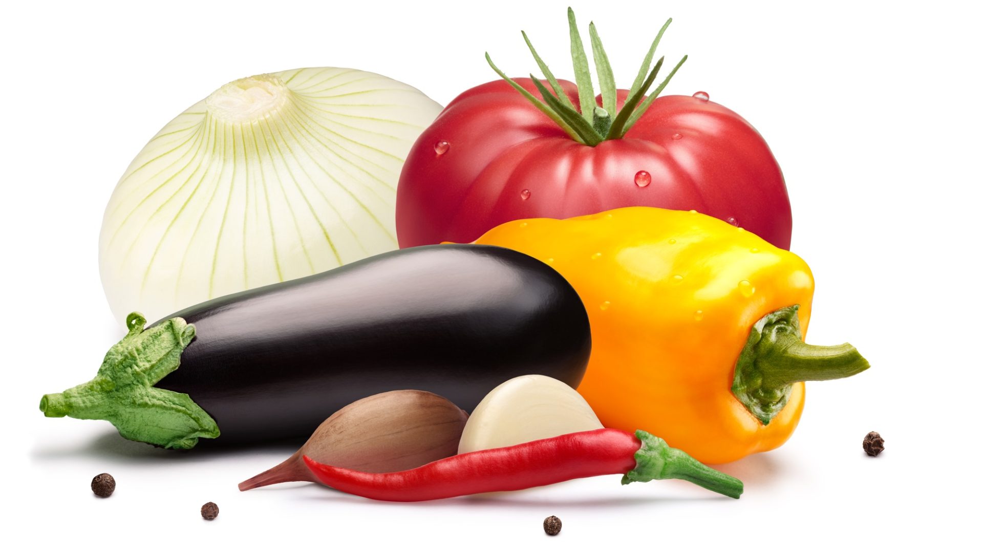 Tomate héritage frais avec poivron sucré et aubergine pour le décapage ou la mise en conserve avec du piment et de l'ail.