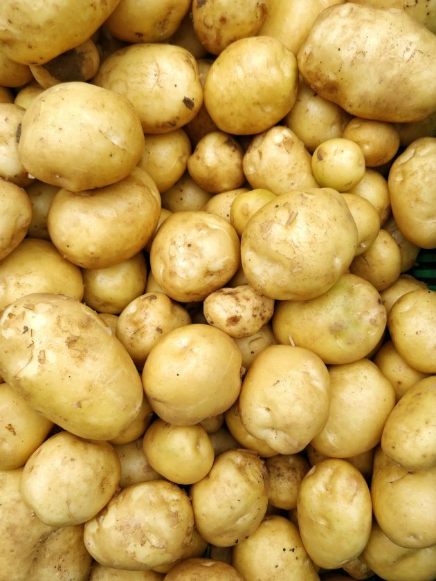 un tas de pommes de terre assises les unes côte à côte