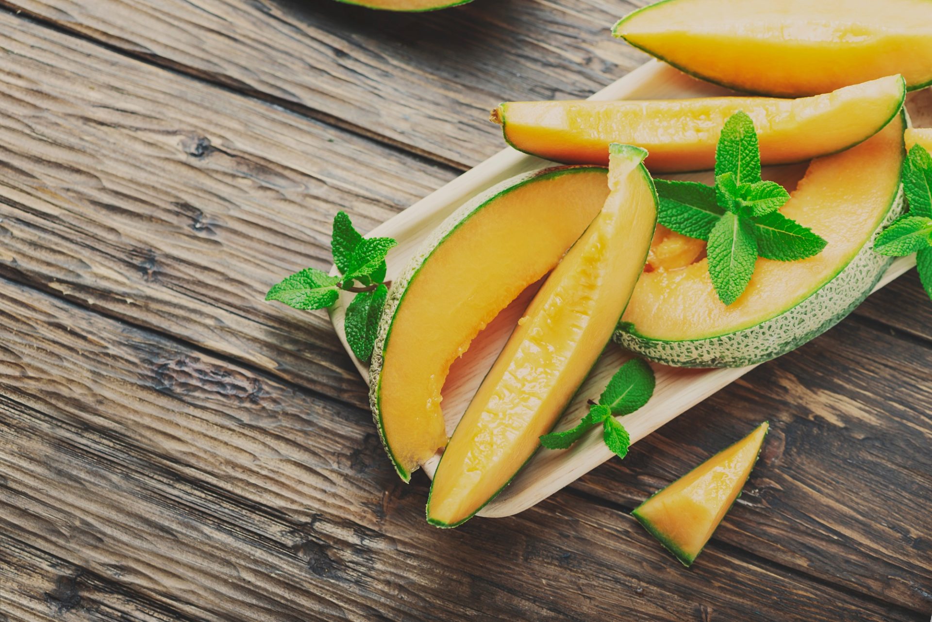 Melon frais jaune doux sur la table en bois, focus sélective et image tonique