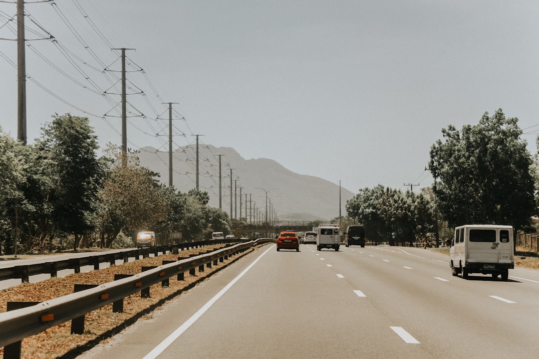 voiture rouge sur la route pendant la journée
